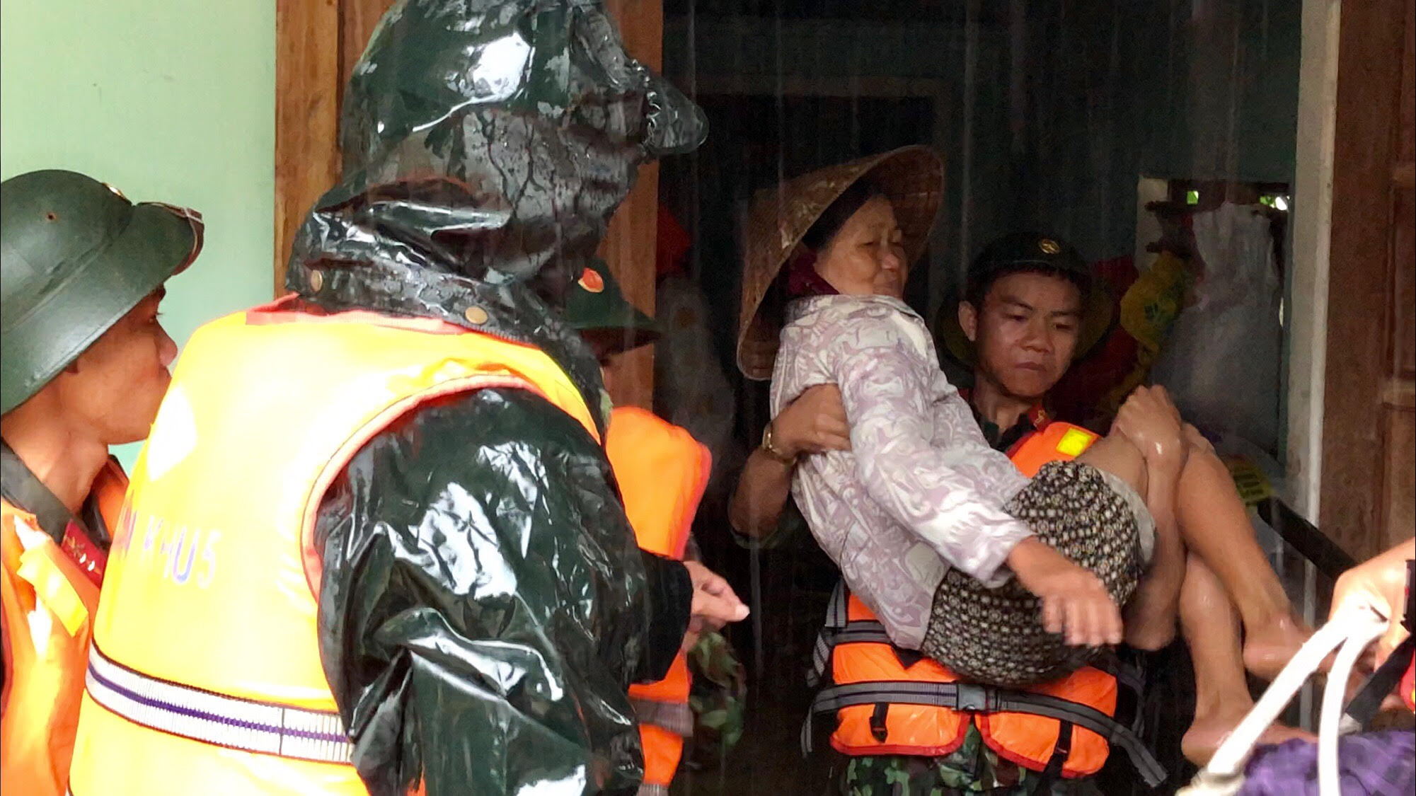 “Các anh bộ đội đã cứu sống ông cháu tôi!”